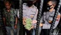 Tak hanya para tahanan, petugas kepolisian yang berjaga di sel khusus tahanan juga mendapatkan Sego Berkat tersebut.
