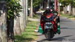 Superhero Bagi-bagi Nasi untuk Napi Narkotika