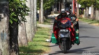 Kedua pegiat antinarkotika tersebut mengenakan kostum superhero saat akan membagikan nasi kepada para tahanan narkotika serta anggota kepolisian dalam rangka memperingati Hari Antinarkotika Internasional.