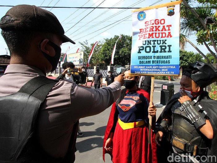 Pegiat antinarkotika di Sukaharjo punya cara menarik untuk merayakan Hari Antinarkotika Internasional. Mereka bagi-bagi nasi kepada tahanan narkoba dan polisi.