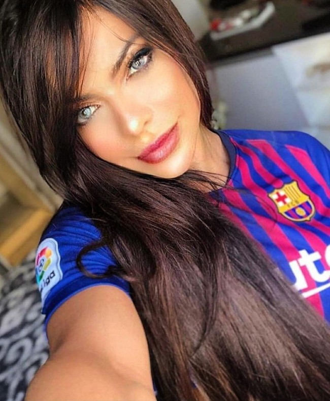 Skandal lain yang pernah dibuat Suzy Cortez adalah dengan membuat tato dengan tulisan Lionel Messi di bokongnya.Tapi gara-gara tato tersebut, Suzy sempat di-blocked oleh Messi di Instagram. Foto: Instagram