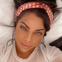 Selain akan membuat suplemen, Suzy juga mengaku ingin merilis lini produk erotis. Produk erotisnya tersebut diklaimnya akan beraroma area intimnya.  Foto: Instagram