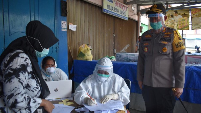 Swab test massal digelar di Pasar Sukaramai sebagai pelacakan penyebaran COVID-19 dari klaster bank BUMN (dok. Istimewa)