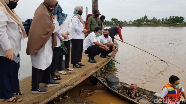 Tiga dinas di Musi Banyuasin turun ke lokasi memantau situasi dan cek kualitas air Sungai Musi.