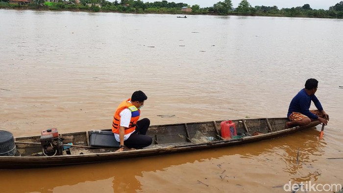 Tiga dinas di Musi Banyuasin turun ke lokasi memantau situasi dan cek kualitas air Sungai Musi.