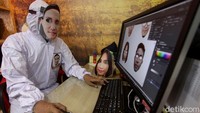 Peluang bisnis mulai bermunculan di era new normal. Salah satunya memproduksi face shield unik.