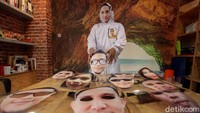 Face shield atau pelindung wajah ini terbuat dari mika dan dapat didesain dengan gambar wajah konsumennya.