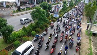 Mereka konvoi dengan mengenakan kendaraan motor ataupun mobil lengkap membawa atribut ormas masing-masing. ANTARA FOTO/Jessica Helena Wuysang