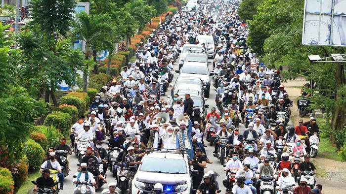 UNJUK RASA TOLAK RUU HIP DI PONTIANAK Ratusan pengunjuk rasa dari berbagai ormas melakukan konvoi menuju DPRD Provinsi Kalbar untuk menggelar aksi selamatkan NKRI dan Pancasila di Jalan Ahmad Yani Pontianak, Kalimantan Barat, Jumat (26/6/2020). Dalam aksi tersebut mereka menuntut Rancangan Undang-Undang Haluan Ideologi Pancasila (RUU HIP) dicabut dan dibatalkan dari program legislasi nasional (prolegnas) 2020. ANTARA FOTO/Jessica Helena Wuysang/pras.