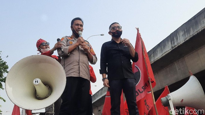 Wakapolres Jakarta Utara AKBP Aries Andi menemui massa PDIP Jakut (Yogi Ernes/detikcom)