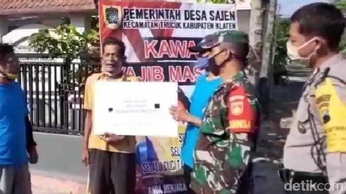 Warga yang terjaring razia tak memakai masker di Desa Sajen, Kecamatan Trucuk, Klaten disanksi menghafal Pancasila, Jumat (26/6/2020).