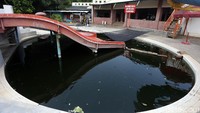Pandemi virus Corona menjadi penyebab sepinya waterpark tersebut.