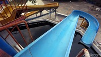 Air kolam juga menghitam karena dihuni oleh ikan lele.