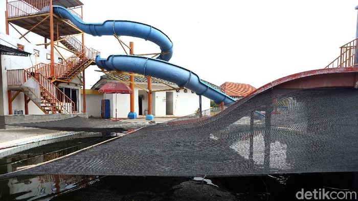Pandemi COVID-19 membuat sejumlah usaha di Indonesia tak bisa beroperasi. Renang Fun Park Water Adventure di Bogor pun beralihfungi menjadi kolam ikan lele.