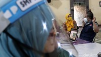 Wakil Wali Kota Bandung itu melakukan peninjauan pelaksanaan PPDB dengan memakai masker untuk mencegah penyebaran virus Corona.