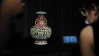 Seperti diketahui, Kekaisaran Qianglong merupakan salah satu kerajaan terkaya di dunia pada masanya. Salah satu peninggalan dari kekaisaran tersebut adalah vas antik yang dikenal dengan nama The Harry Garner Reticulated Vase.