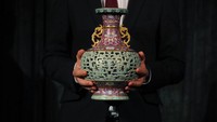 Sebutan tersebut bukan tanpa alasan. Dilansir dari AP News, vas antik itu diketahui sebelumnya dimiliki oleh dua kolektor bernama Sir Harry M. Garner dan Henry M. Knight. Menurut Sotheby Asia, vas antik ini sangat sulit diproduksi dan hanya dibuat selama tahun ketujuh dan kedelapan periode Qianlong.