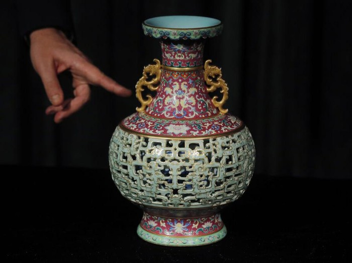 Wow! Vas Antik dari China Ini Siap Dilelang Rp 165 M Sebuah vas dari masa Kekaisaran Qianglong dari Dinasti Qing, China, akan dilelang Juli 2020 mendatang. Vas antik itu diperkirakan bernilai hingga Rp 165 miliar.