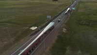 Ada enam truk yang membawa baling turbin angin raksasa sepanjang 70 meter. Foto: Dok. Xinhua/Kalizhan Ospanov