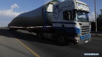 Truk-truk ini tengah membawa bilahan turbin angin berjalan di sepanjang jalan raya antara Karaganda dan Nur-Sultan, di Kazakhstan. Foto: Dok. Xinhua/Kalizhan Ospanov