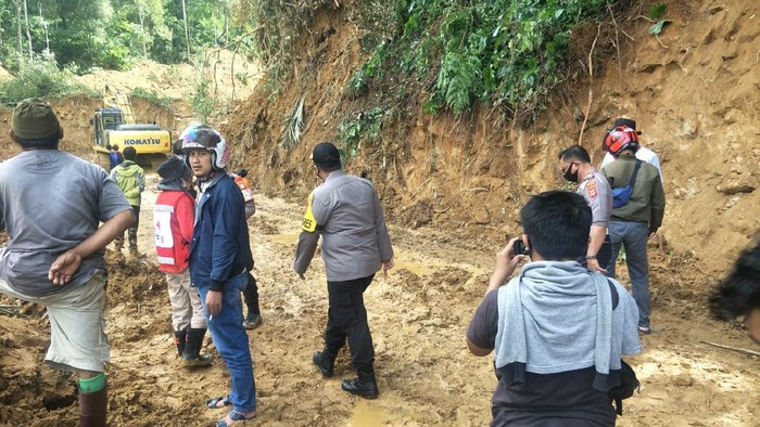 Alat berat diterjunkan ke lokasi longsor di Palopo, Sulsel. Alat berat diterjunkan ke lokasi longsor di Palopo, Sulsel.