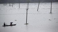 Sungai meluap karena hujan yang terun terus menerus.