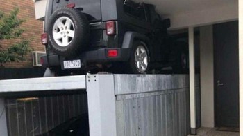 Ketika kamu lupa parkir di atas garasi self-hiding. Mobilnya hancur deh. Foto: tsMineDK via Bored Panda