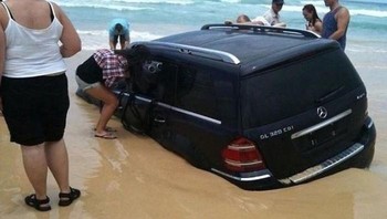 Bergaya parkir di pantai, ujung-ujungnya ban mobil nyungsep ke dalam pasir. Foto: Hera03a via Bored Panda