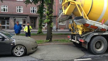 Waduh, mobilnya jadi ikut kena semen deh. Foto: KevlarYarmulke via Bored Panda