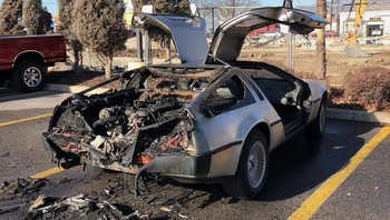 Kalau sudah begini mau keluar duit buat reparasi mobil sama beli baru kayaknya bakal sama saja. Foto: Venom4174 via Bored Panda