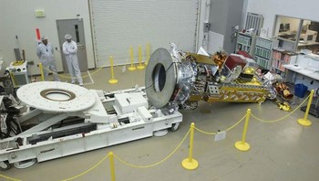 Oh no... apapun yang terjadi jangan pernah bilang ke boss kalau satelit seharga jutaan USD jatuh ke lantai begitu saja. Foto: Snow-Lemur via Bored Panda