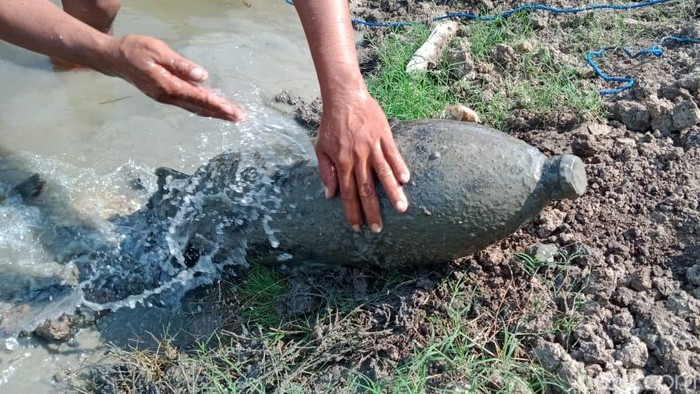 Benda mirip rudal ditemukan warga di pinggir Bengawan Solo, Blora, Sabtu (27/6/2020).
