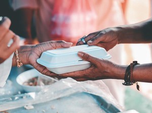 Beri Makanan untuk Orang dengan Gangguan Jiwa, Netizen Ini Dapat Keajaiban