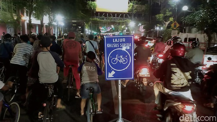 Pesepeda malam semakin penuhi jalan di malam Minggu. Jalan Tunjungan Surabaya akhirnya dibagi dua untuk menghindari kecelakaan.