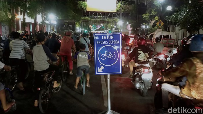 Pesepeda malam semakin penuhi jalan di malam Minggu. Jalan Tunjungan Surabaya akhirnya dibagi dua untuk menghindari kecelakaan.