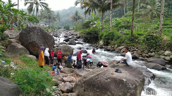 Namun sayang sebagian wisatawan terlihat tak menggunakan masker. Terlihat pengunjung memenuhi titik-titik yang biasa digunakan untuk bermain air dan berenang. (Dadang Hermansyah/detikcom) Namun sayang sebagian wisatawan terlihat tak menggunakan masker. Terlihat pengunjung memenuhi titik-titik yang biasa digunakan untuk bermain air dan berenang. (Dadang Hermansyah/detikcom)