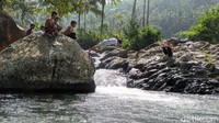 Mereka juga makan bersama di tepian dan bebatuan. Beberapa warung di lokasi wisata juga nampak buka. Mereka menjajakan jajanan, gorengan, kopi, kelapa muda hingga nasi liwet. (Dadang Hermansyah/detikcom)