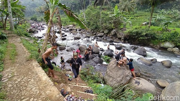 Dinas Pariwisata Ciamis menegaskan sejumlah wisata di Ciamis telah buka dan banyak dikunjungi. Meski tak ada laporan secara resmi, namun geliat pariwisata di Ciamis kembali bangkit. (Dadang Hermansyah/detikcom) Dinas Pariwisata Ciamis menegaskan sejumlah wisata di Ciamis telah buka dan banyak dikunjungi. Meski tak ada laporan secara resmi, namun geliat pariwisata di Ciamis kembali bangkit. (Dadang Hermansyah/detikcom)