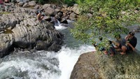 Wisata alam Cadas Ngampar, begitulah nama destinasi ini. Lokasinya ada di Desa Gunungsari, Kecamatan Sadananya, Ciamis. (Dadang Hermansyah/detikcom)