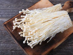 Fakta Unik Jamur Enoki, Si Viral Kaya Manfaat