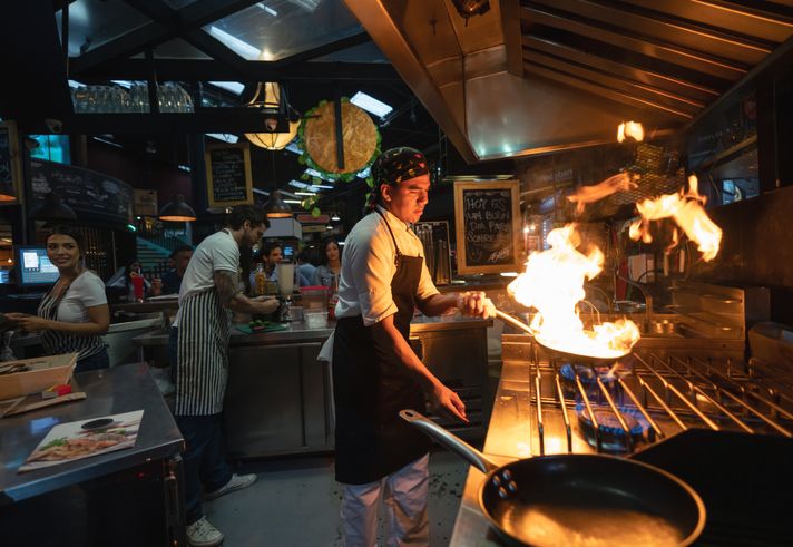 Chef dan pelayan yang tega meludahi makanan pesanan pembeli