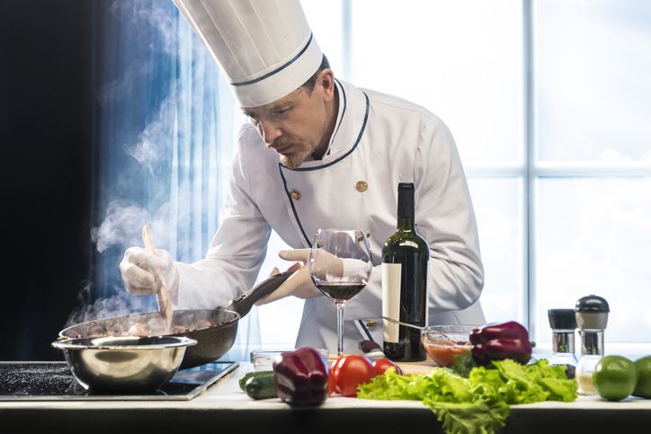 Chef dan pelayan yang tega meludahi makanan pesanan pembeli