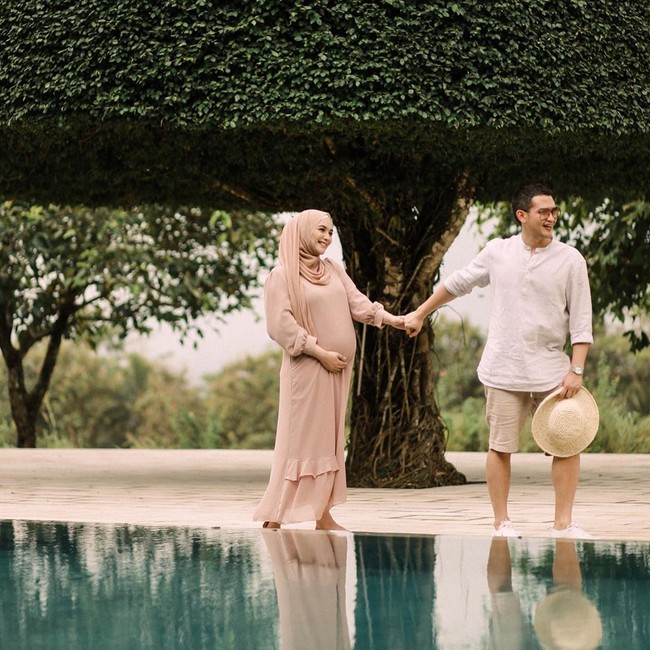 Lokasi foto hamil Citra Kirana dan Rezky Aditya berada di Amanjiwo Resort, Borobudur, Magelang, Jawa Tengah. Untuk pemilihan lokasi ini Ciki yang menentukan. Maternity photoshoot ini dilakukan selama 2-3 jam. Foto: Instagram @hakimyusufl.
