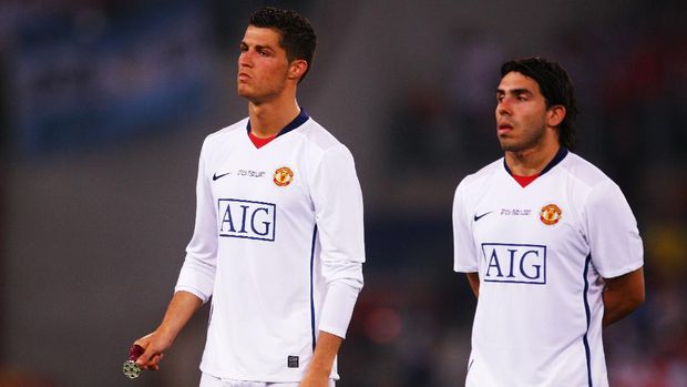 ROME - MAY 27:  Carlos Tevez of Manchester United and Cristiano Ronaldo of Manchester United look dejected after Barcelona won the UEFA Champions League Final match between Barcelona and Manchester United at the Stadio Olimpico on May 27, 2009 in Rome, Italy. Barcelona won 2-0.  (Photo by Laurence Griffiths/Getty Images)