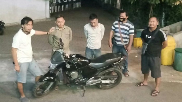 Residivis asal Kecamatan Panji, Hendrik Adi Purwanto (33) membobol rumah warga di Jalan WR Soepratman, Situbondo. Aksi pencurian dilakukan ia dan temannya usai pesta miras.