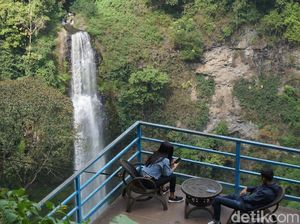 Curug Cimahi, Cantik Seperti Pelangi di Malam Hari