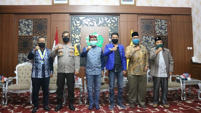 Bentrokan antara mahasiswa dengan polisi di Pamekasan berakhir damai. Semua pihak terkait telah bermusyawarah.