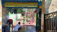 Ada sekitar 200-an batu nisan berwarna- warni di makam tersebut. Mulai dari warna merah, kuning, hijau serta ungu.