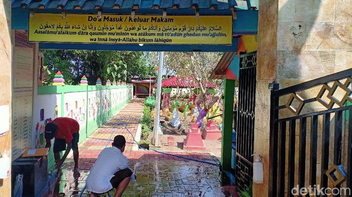 Ada makam warna-warni di Kota Madiun. Kesan seram dari makam itu hilang seketika dan kiri malah menjadi tempat berfoto ria.