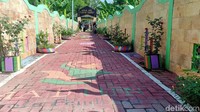 Area menuju pemakaman juga dipercantik.